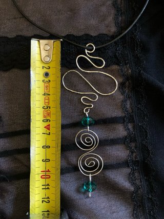 Collana filo di ferro con pietre verdi