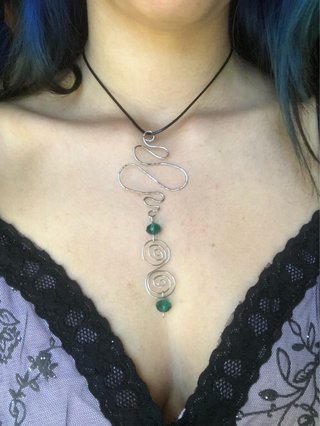 Collana filo di ferro con pietre verdi