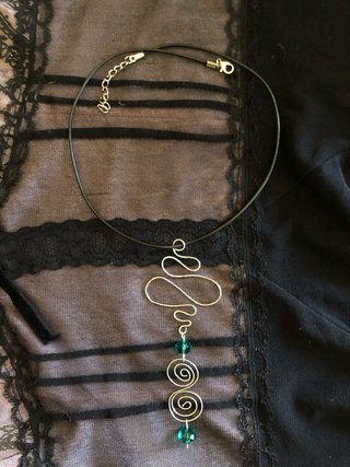 Collana filo di ferro con pietre verdi