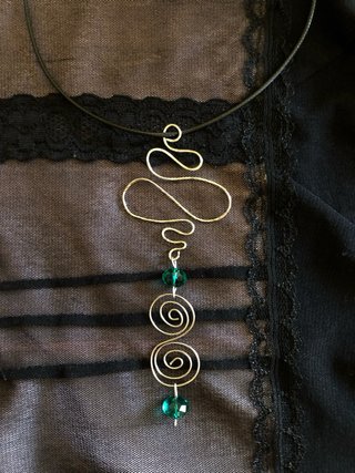 Collana filo di ferro con pietre verdi