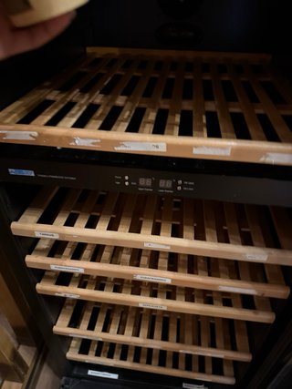 Vinoteca eléctrica con interior de madera
