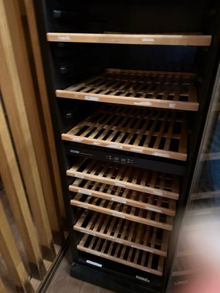 Vinoteca eléctrica con interior de madera