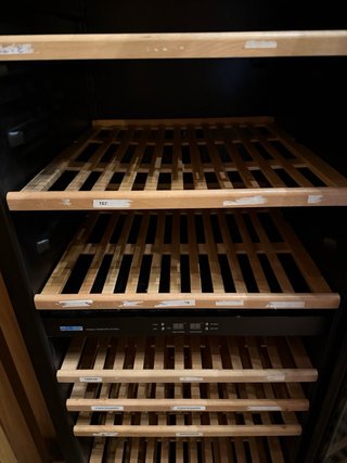 Vinoteca eléctrica con interior de madera