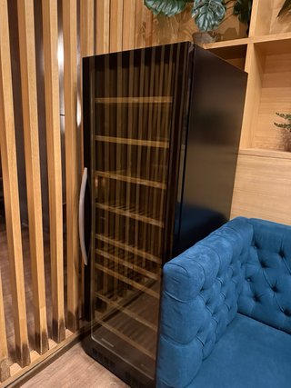 Vinoteca eléctrica con interior de madera