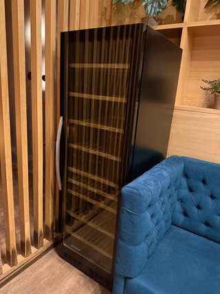 Vinoteca eléctrica con interior de madera