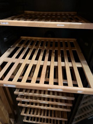 Vinoteca eléctrica con interior de madera