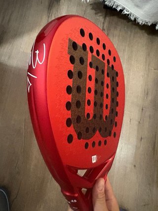 Pala de pádel Wilson Roja.