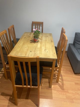 Mesa de comedor de madera con 6 sillas