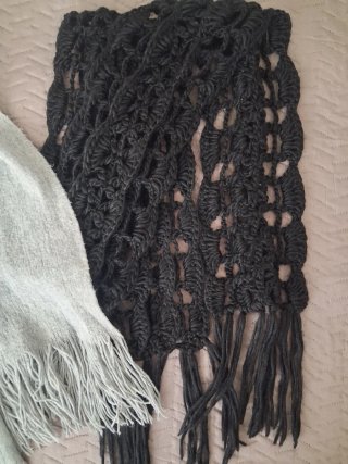Bufandas gris y negra