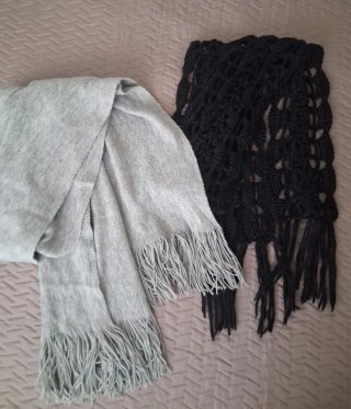 Bufandas gris y negra
