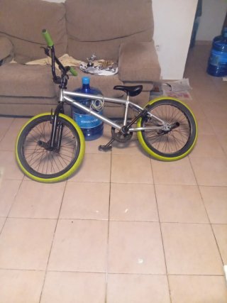 BMX  pero le falta lo de subir el sullin