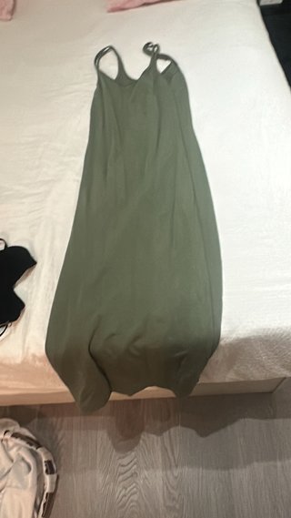 Vestido negro, verde y falda rosa