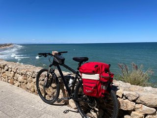 Bicicleta FElT de montaña negra con alforjas