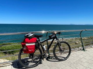Bicicleta FElT de montaña negra con alforjas