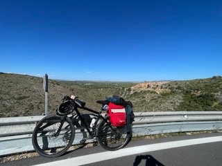 Bicicleta FElT de montaña negra con alforjas