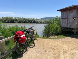 Bicicleta FElT  de montaña negra con alforjas