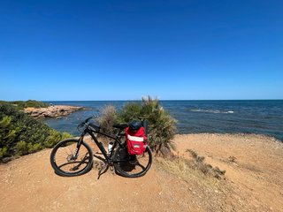 Bicicleta FElT  de montaña negra con alforjas