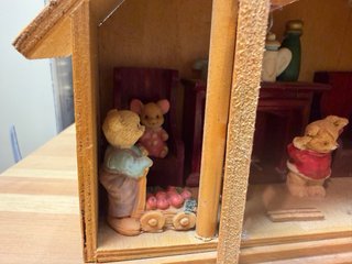 Casita de madera con miniaturas