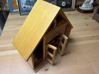 Casita de madera con miniaturas