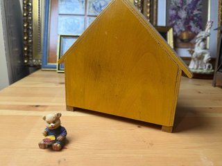 Casita de madera con miniaturas
