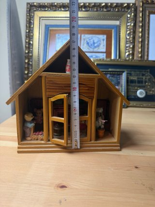 Casita de madera con miniaturas
