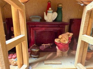 Casita de madera con miniaturas