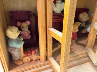 Casita de madera con miniaturas