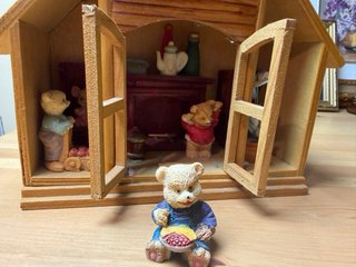 Casita de madera con miniaturas