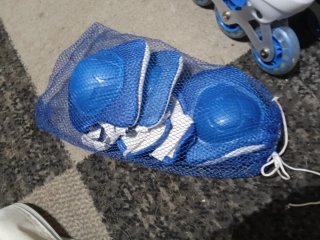 Patines en línea azules y blancos