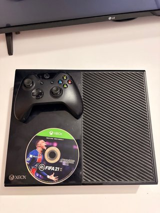 Xbox One con mando y FIFA 21