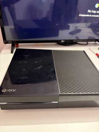 Xbox One con mando y FIFA 21