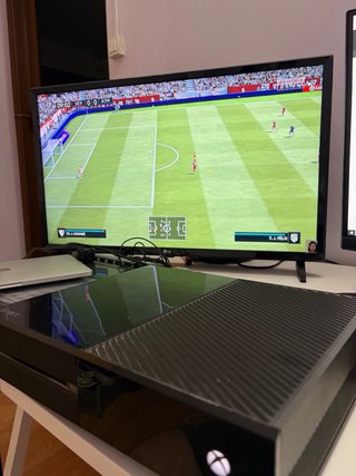 Xbox One con mando y FIFA 21