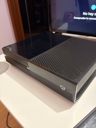 Xbox One con mando y FIFA 21