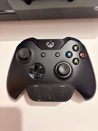 Xbox One con mando y FIFA 21