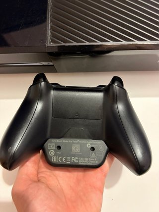 Xbox One con mando y FIFA 21