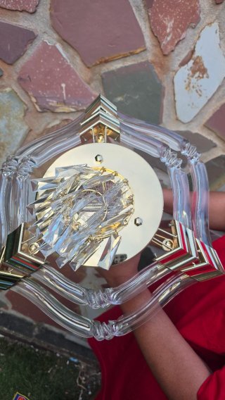 Lámpara colgante dorada y cristal