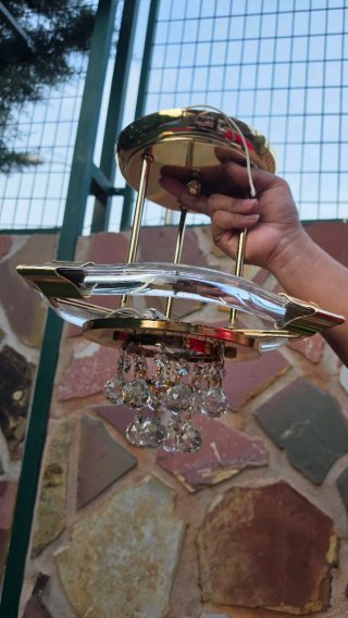Lámpara colgante de cristal y metal dorado