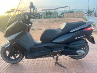 Kymco SuperDink 300 i Negra/Gris.