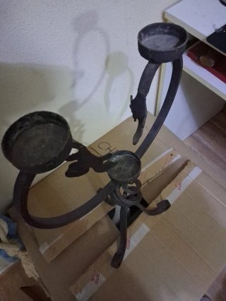 Candelabro antiguo de metal negro