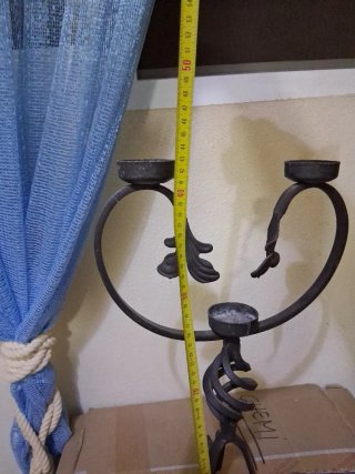 Candelabro antiguo de metal negro