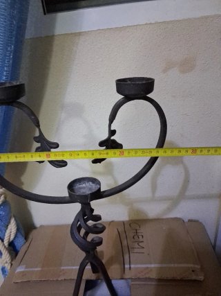Candelabro antiguo de metal negro