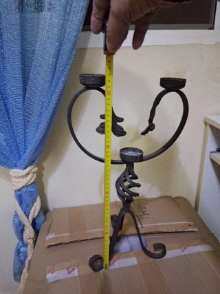 Candelabro antiguo de metal negro