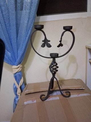 Candelabro antiguo de metal negro