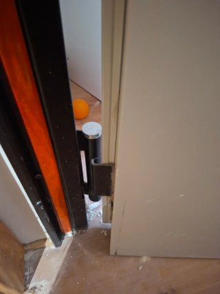 Puerta  acorazada con marco negro antifuegos