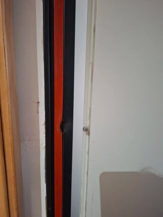 Puerta  acorazada con marco negro antifuegos
