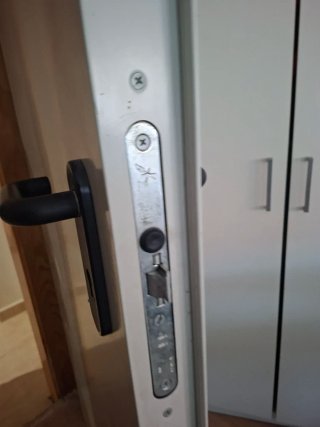 Puerta  acorazada con marco negro antifuegos