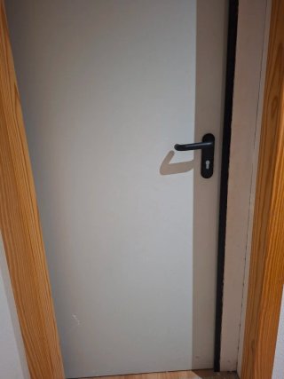 Puerta  acorazada con marco negro antifuegos