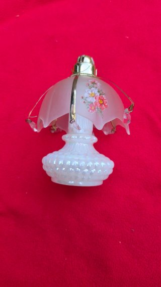 Lámpara decorativa floral dorada