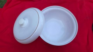Ensaladera de porcelana blanca con detalles dorado