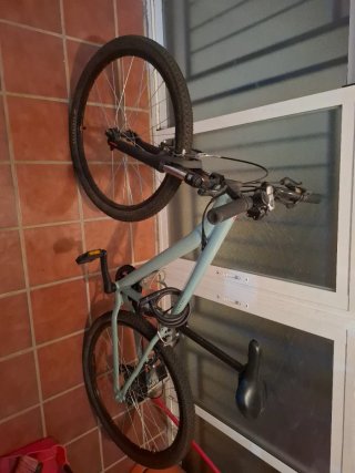 Bicicleta Rockrider,chirria y una rueda desinflada